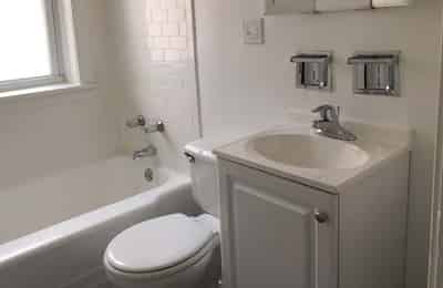 918 E. Hyde Park Boulevard, Chicago - Chicago, Illinois, United States - Bathroom