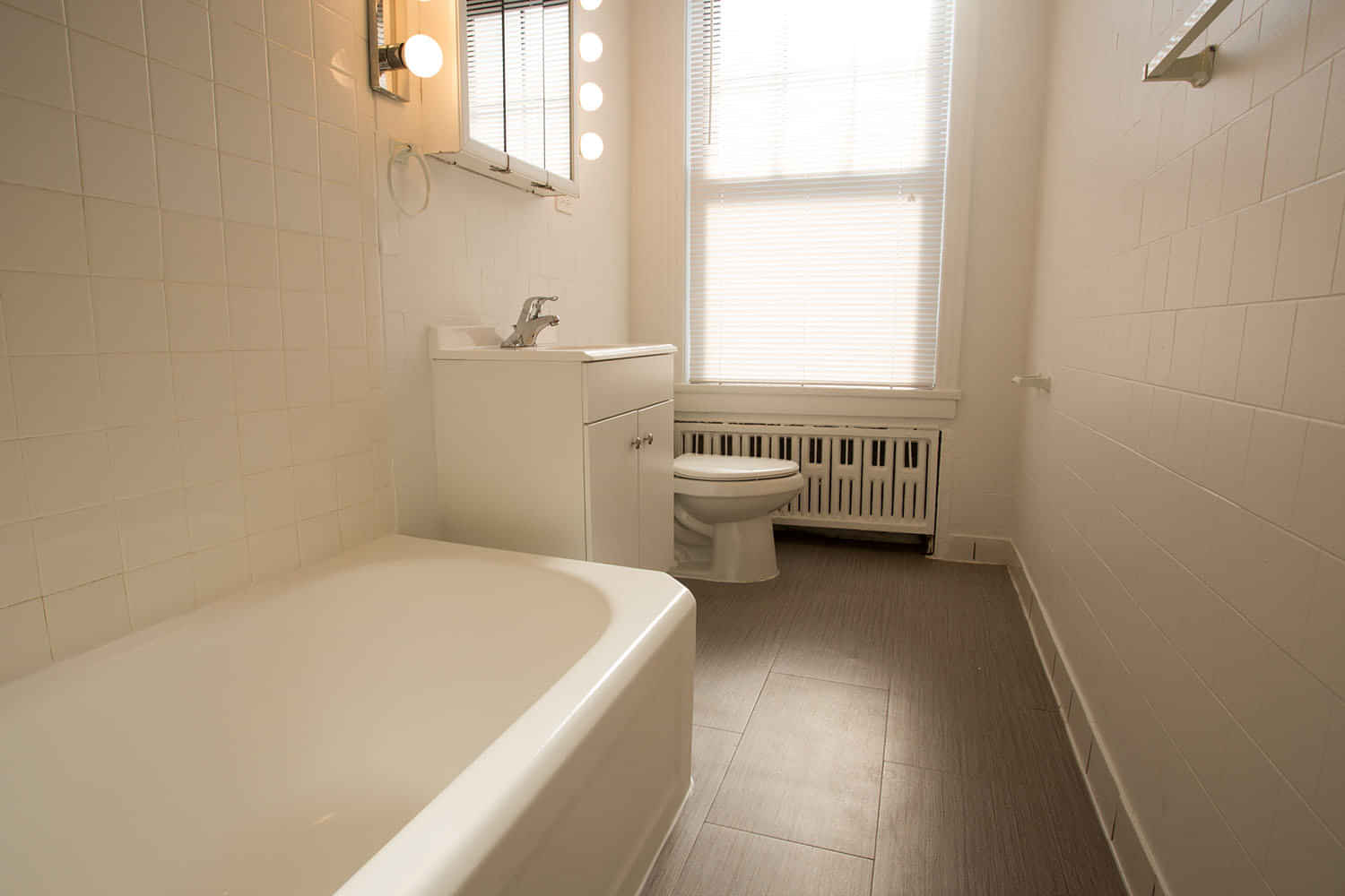 Room?w=400&h=260&fit=crop&q=40&auto=format&trim=auto