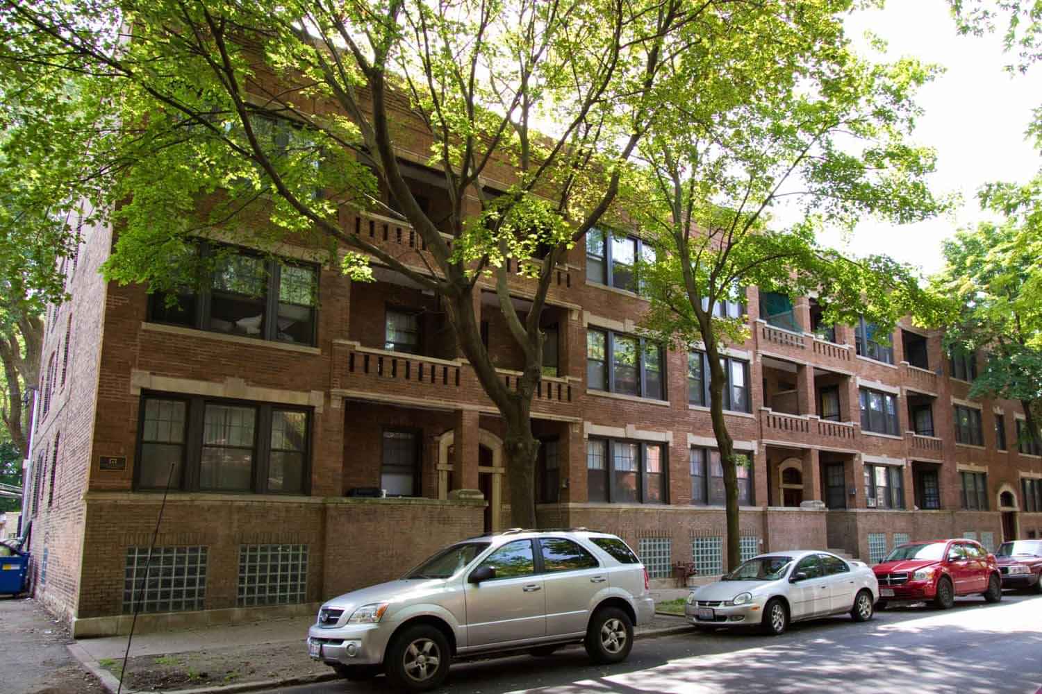 Room?w=400&h=260&fit=crop&q=40&auto=format&trim=auto