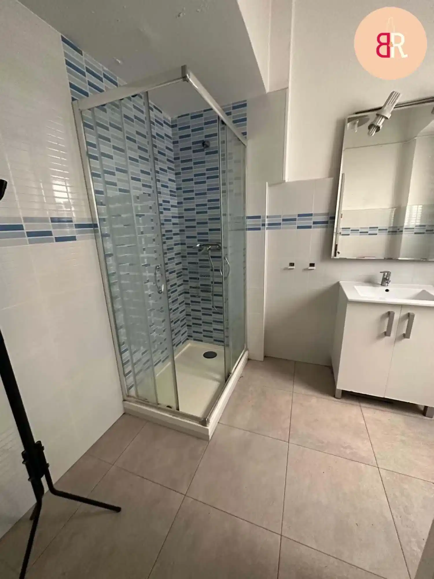 Exterior?w=400&h=260&fit=crop&q=40&auto=format&trim=auto