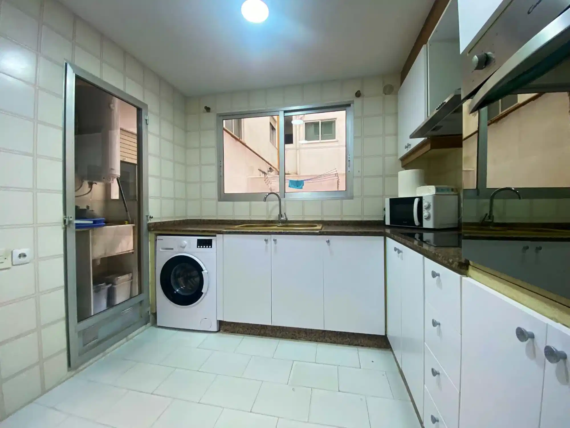 Exterior?w=400&h=260&fit=crop&q=40&auto=format&trim=auto