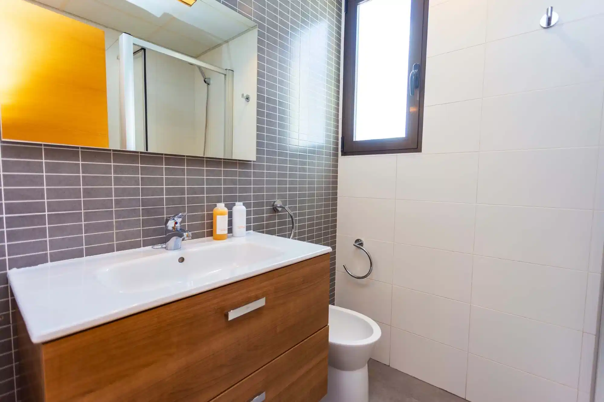 Exterior?w=400&h=260&fit=crop&q=40&auto=format&trim=auto