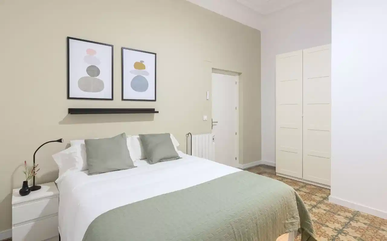 Exterior?w=400&h=260&fit=crop&q=40&auto=format&trim=auto