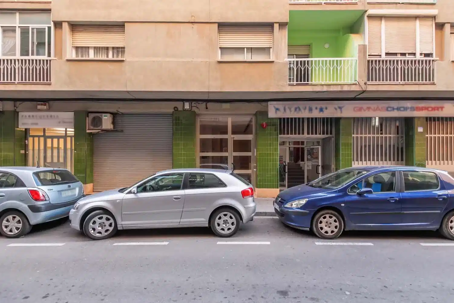 Exterior?w=400&h=260&fit=crop&q=40&auto=format&trim=auto