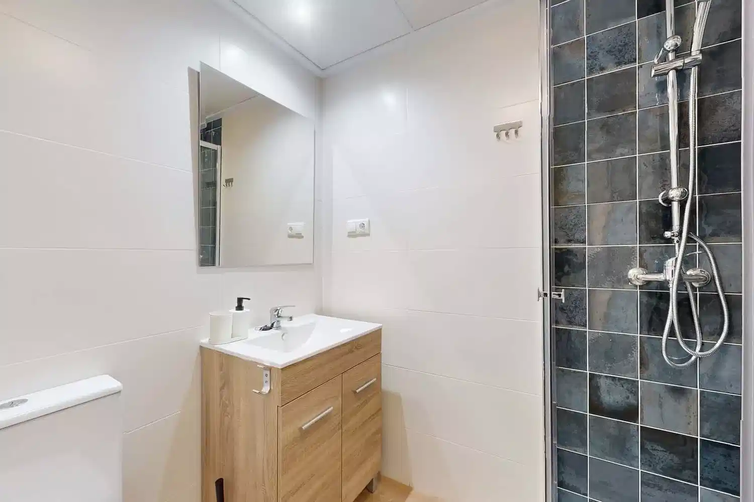 #127409: Room in a 5 Bedroom 2 Bathroom (Carrer Concepción Arenal) - Bedroom?w=400&h=260&fit=crop&q=40&auto=format&trim=auto