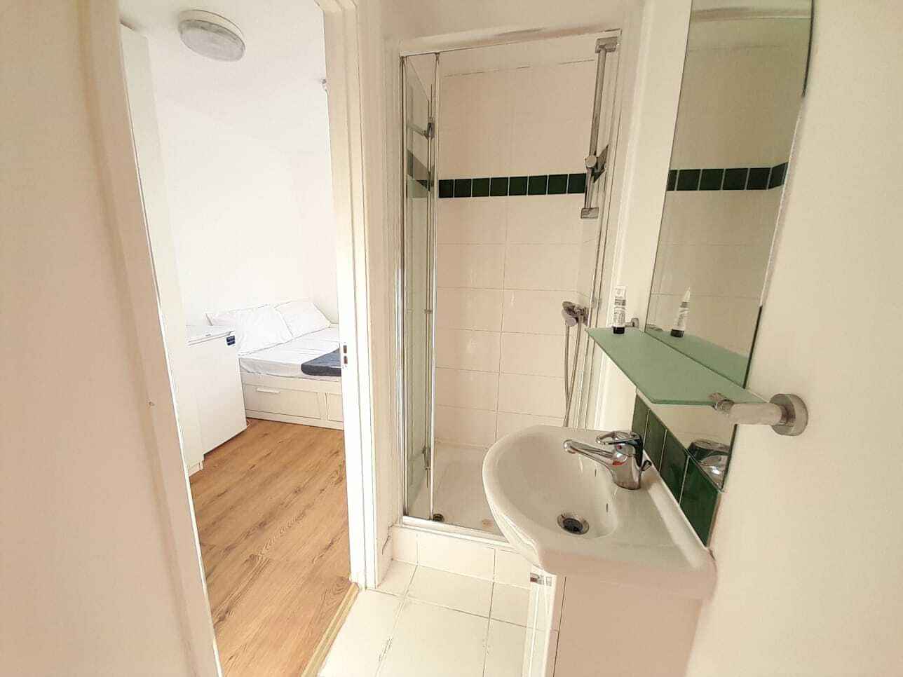 Amenities?w=400&h=260&fit=crop&q=40&auto=format&trim=auto