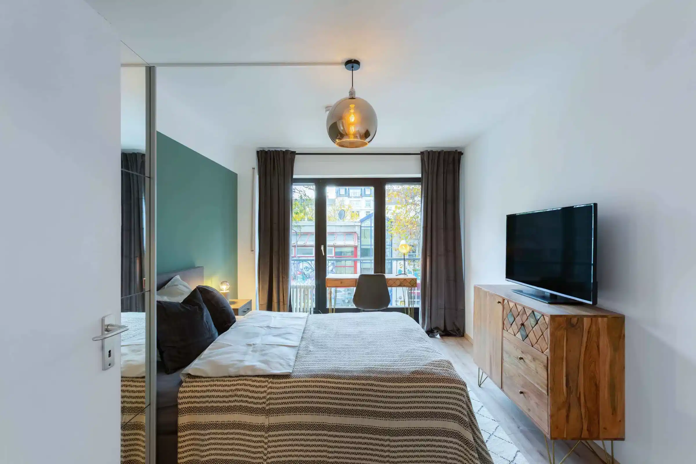 Exterior?w=400&h=260&fit=crop&q=40&auto=format&trim=auto