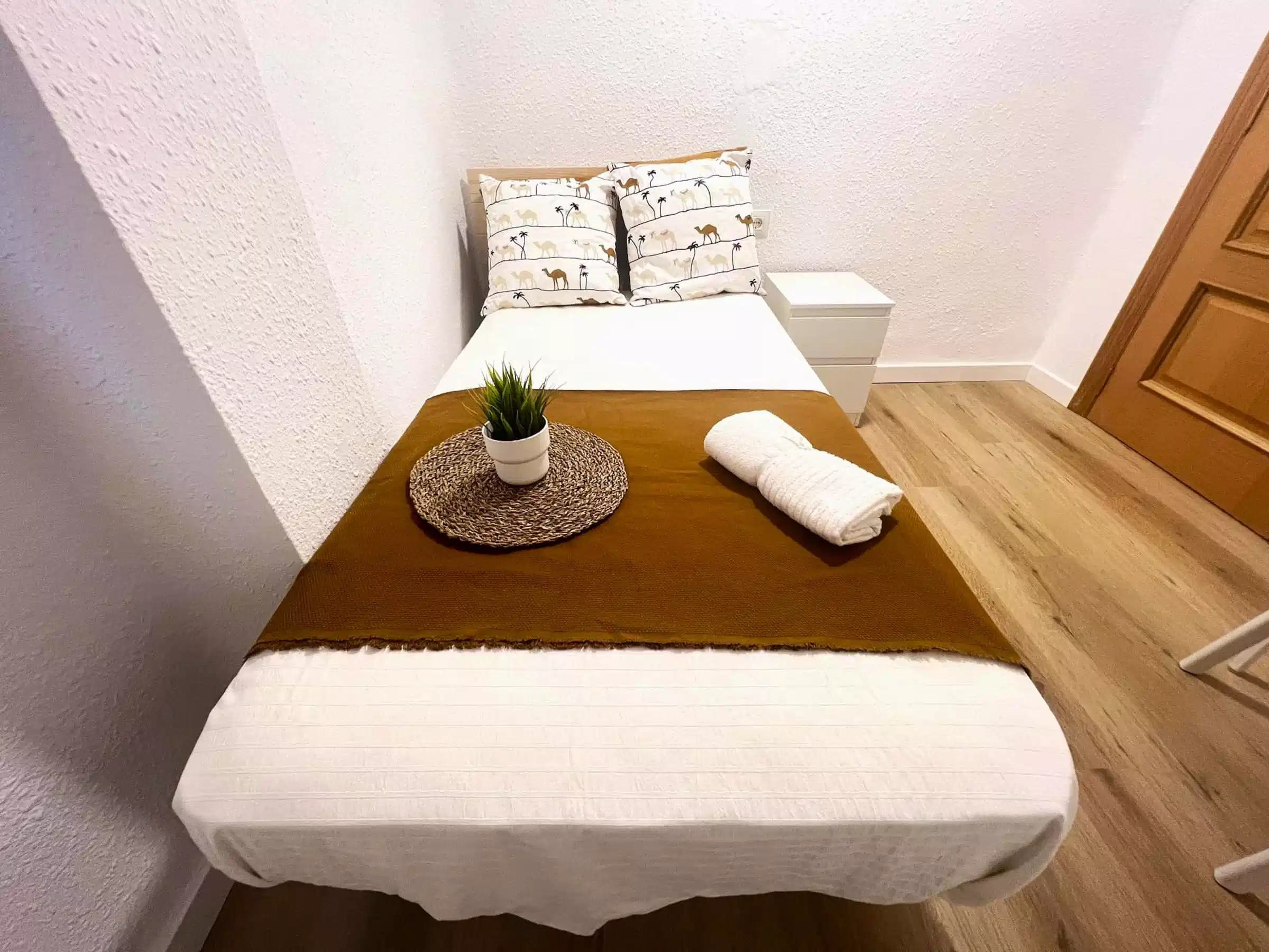 Exterior?w=400&h=260&fit=crop&q=40&auto=format&trim=auto