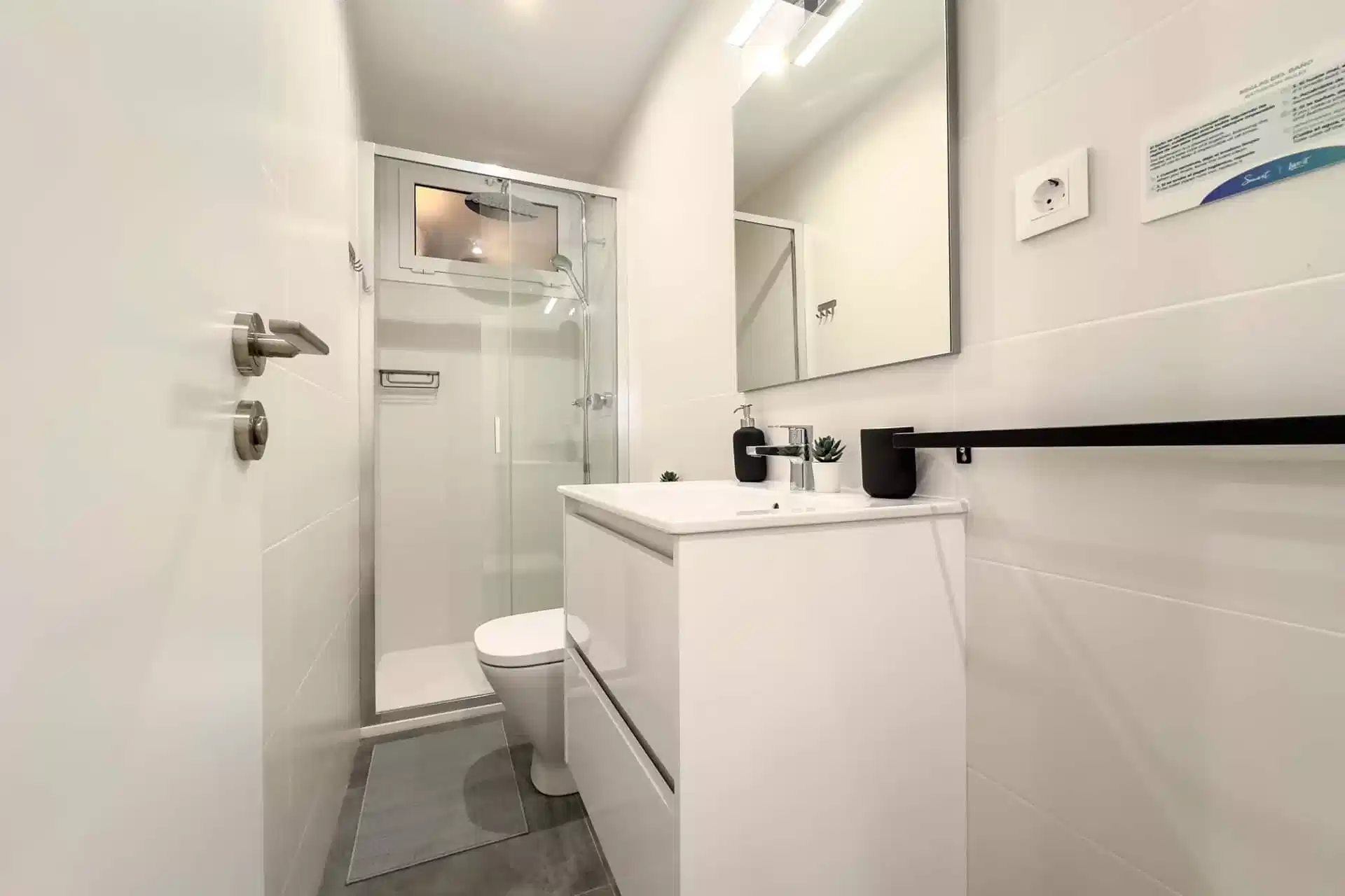 Exterior?w=400&h=260&fit=crop&q=40&auto=format&trim=auto