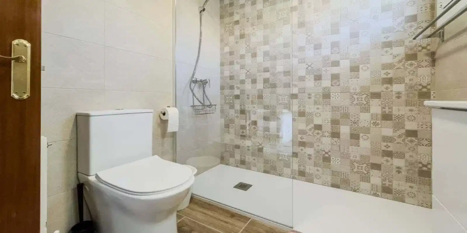 Exterior?w=400&h=260&fit=crop&q=40&auto=format&trim=auto