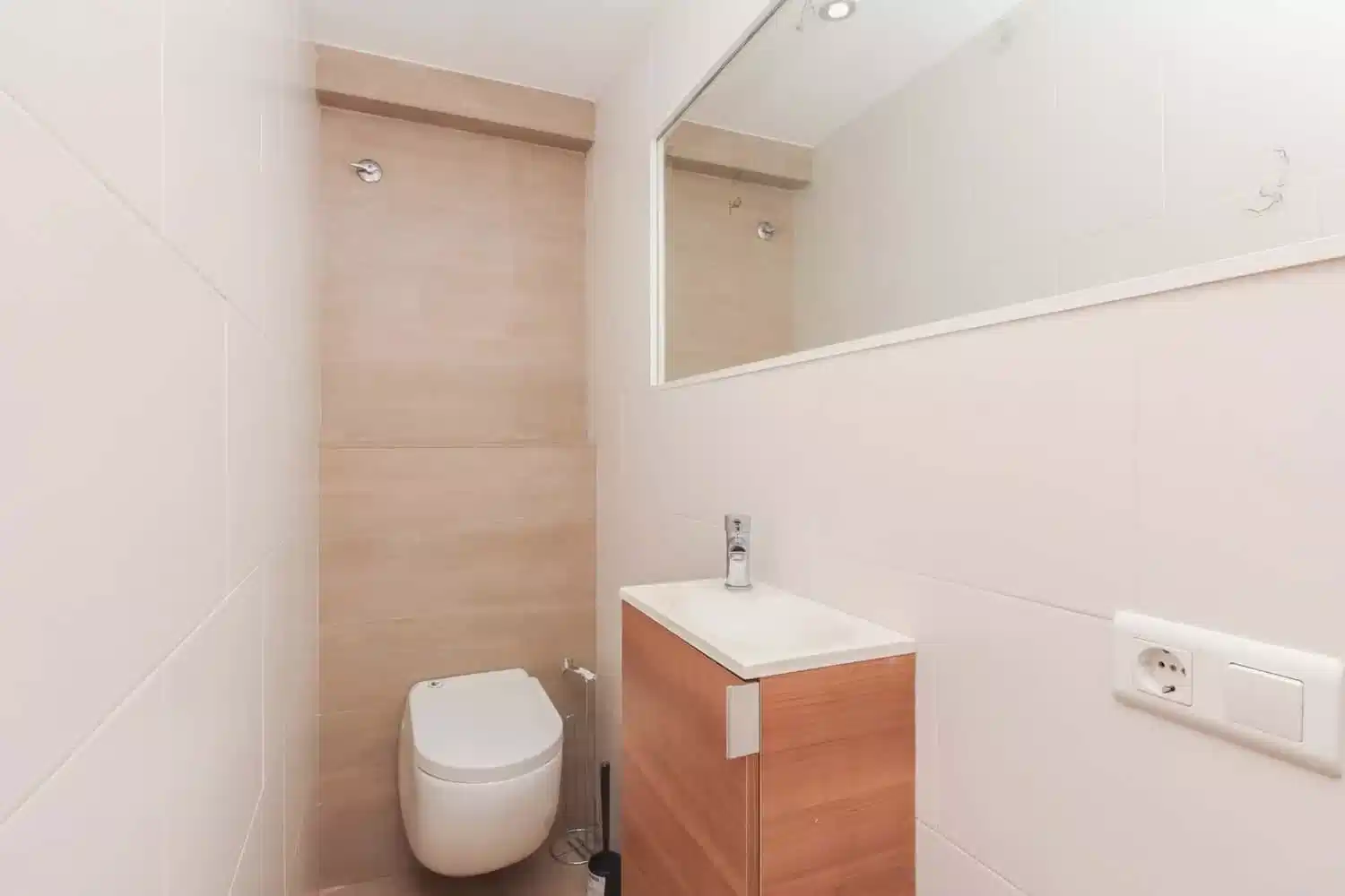 Exterior?w=400&h=260&fit=crop&q=40&auto=format&trim=auto