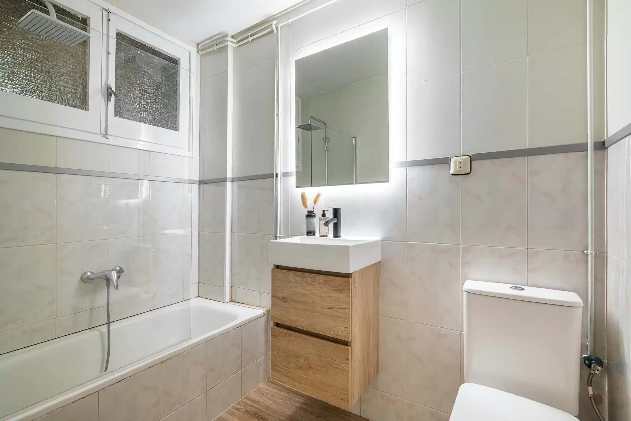 #134005: Room in a 7 Bedroom 1 Bathroom (Carrer De Verdi) - Bedroom?w=400&h=260&fit=crop&q=40&auto=format&trim=auto