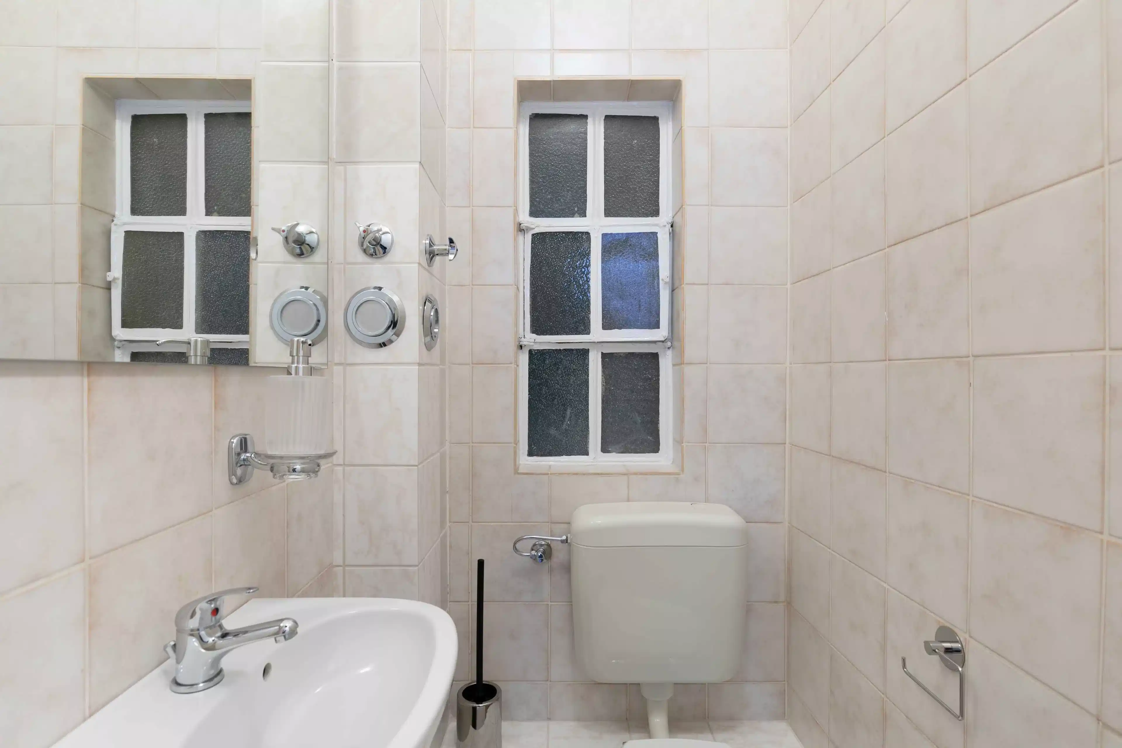 Exterior?w=400&h=260&fit=crop&q=40&auto=format&trim=auto