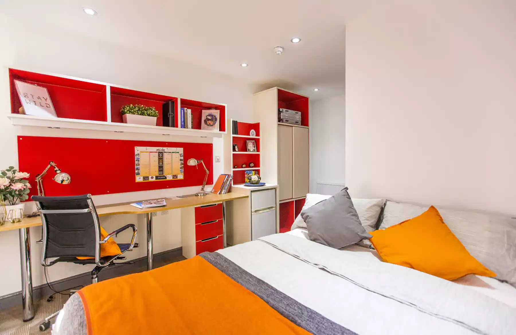 Room?w=400&h=260&fit=crop&q=40&auto=format&trim=auto