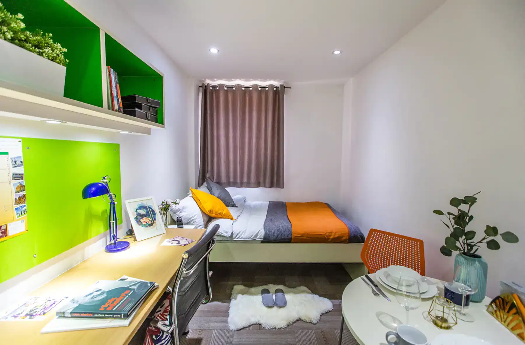 Room?w=400&h=260&fit=crop&q=40&auto=format&trim=auto