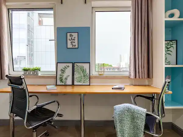 Room?w=400&h=260&fit=crop&q=40&auto=format&trim=auto