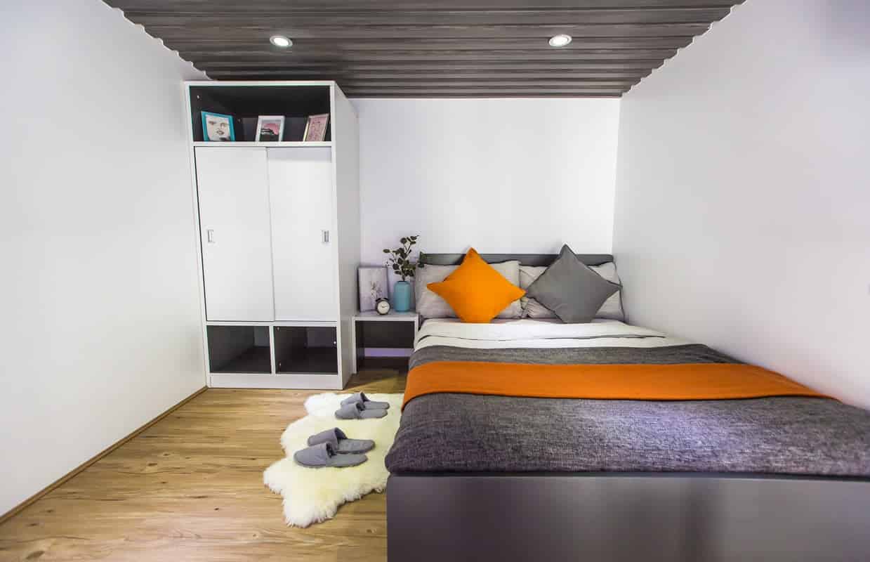 Bedroom?w=400&h=260&fit=crop&q=40&auto=format&trim=auto