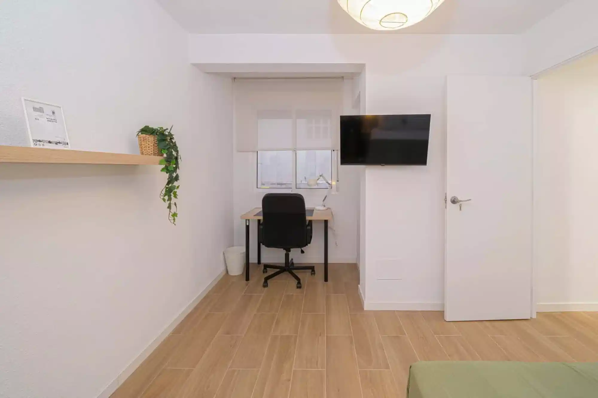 Room in 7 Bedroom 3 Bathroom (Calle De Crevillente) - Bedroom?w=400&h=260&fit=crop&q=40&auto=format&trim=auto