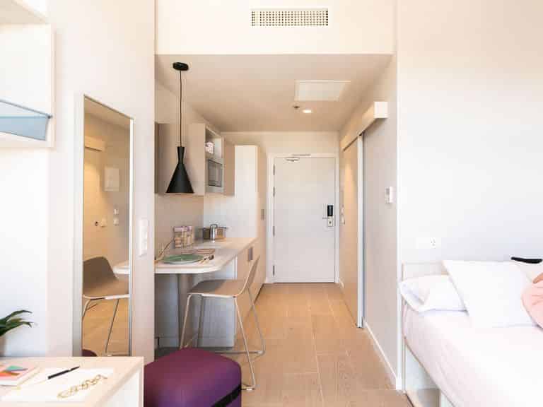 Common Area?w=400&h=260&fit=crop&q=40&auto=format&trim=auto