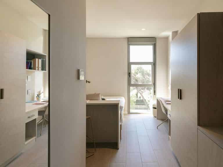 Common Area?w=400&h=260&fit=crop&q=40&auto=format&trim=auto