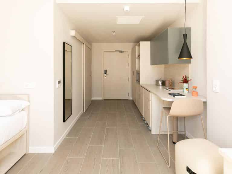 Common Area?w=400&h=260&fit=crop&q=40&auto=format&trim=auto