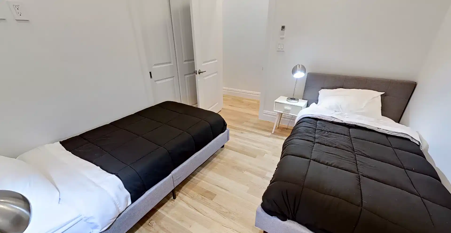 Bedroom?w=400&h=260&fit=crop&q=40&auto=format&trim=auto