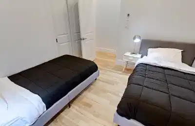 Bedroom?w=400&h=260&fit=crop&q=40&auto=format&trim=auto