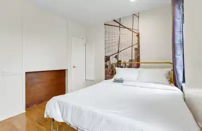 Bedroom?w=400&h=260&fit=crop&q=40&auto=format&trim=auto