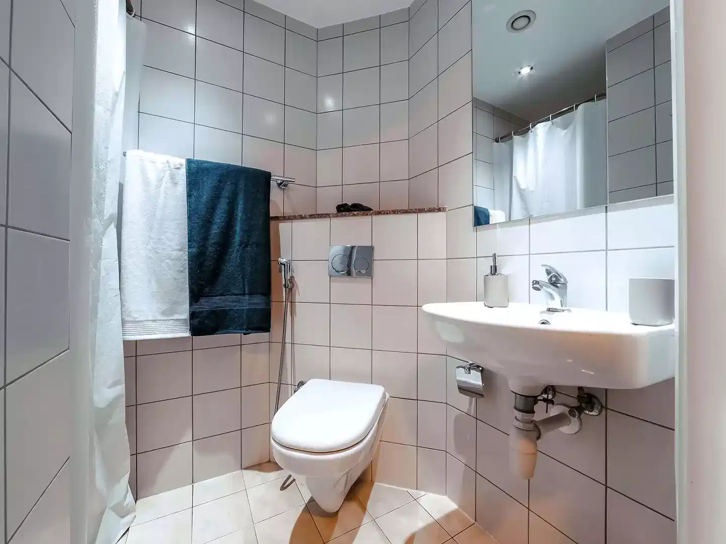 Exterior?w=400&h=260&fit=crop&q=40&auto=format&trim=auto