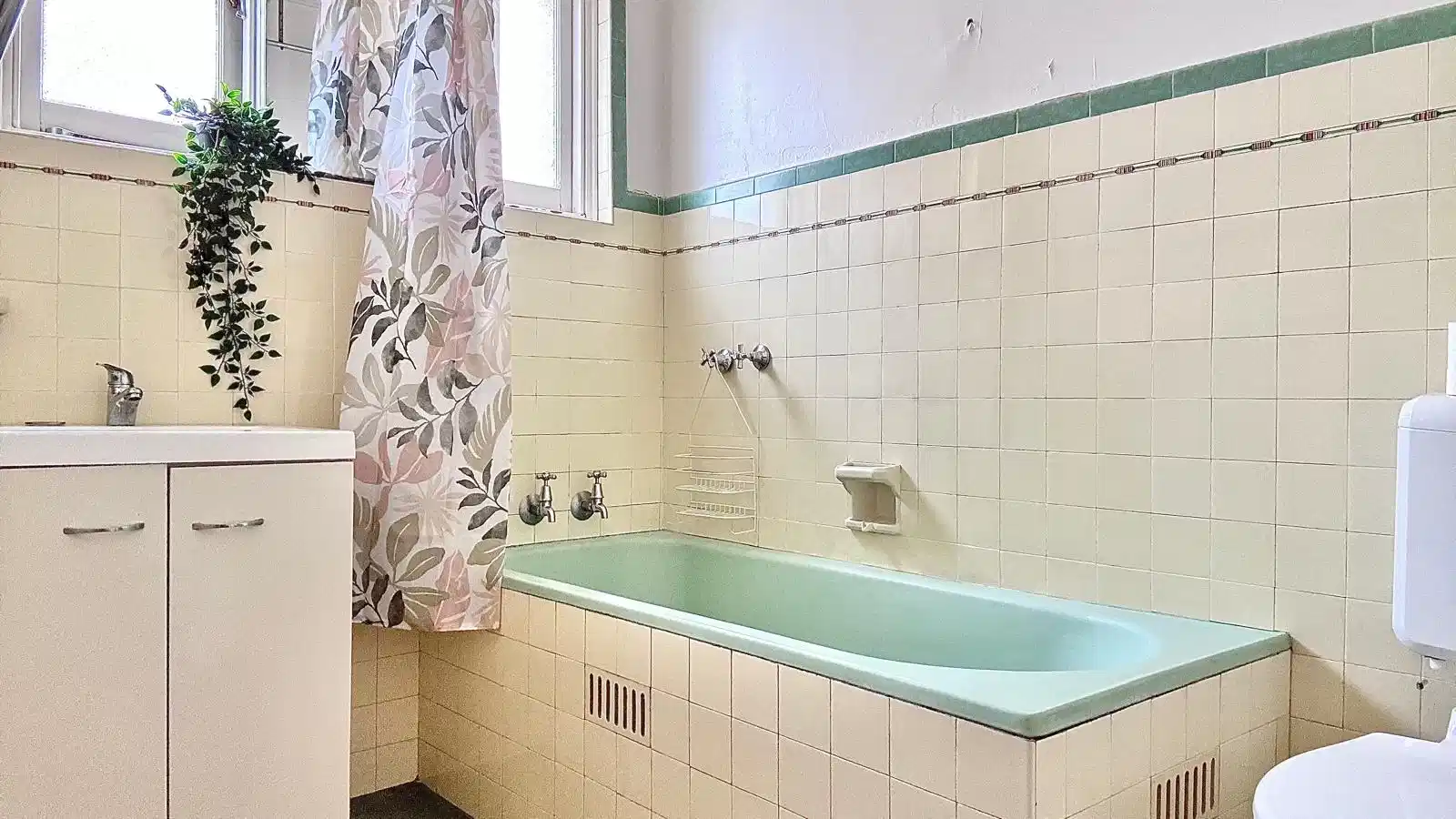 Exterior?w=400&h=260&fit=crop&q=40&auto=format&trim=auto