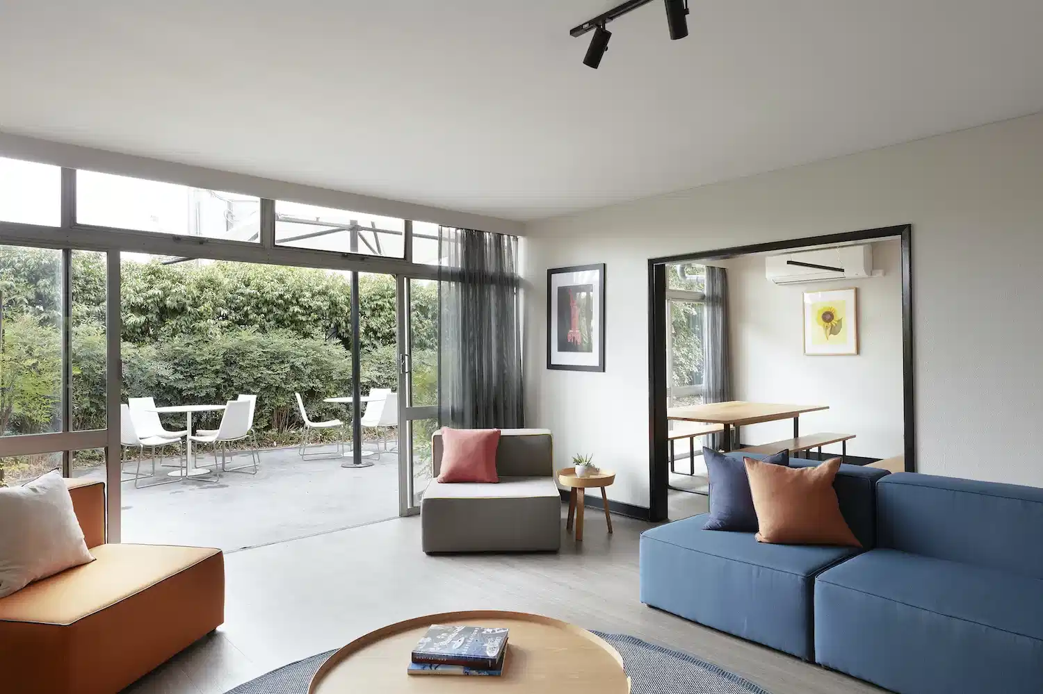 Exterior?w=400&h=260&fit=crop&q=40&auto=format&trim=auto