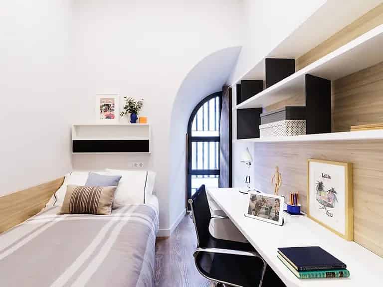 Exterior?w=400&h=260&fit=crop&q=40&auto=format&trim=auto