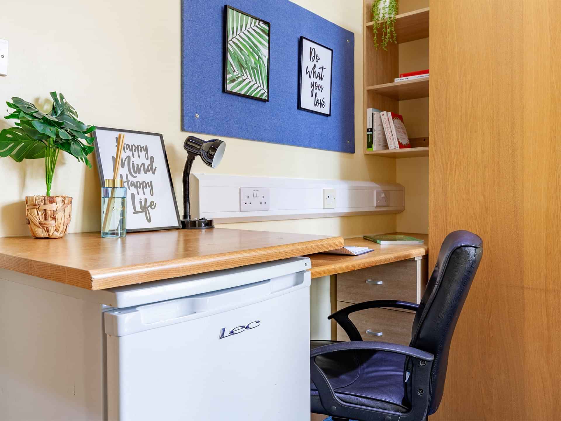 Bedroom?w=400&h=260&fit=crop&q=40&auto=format&trim=auto