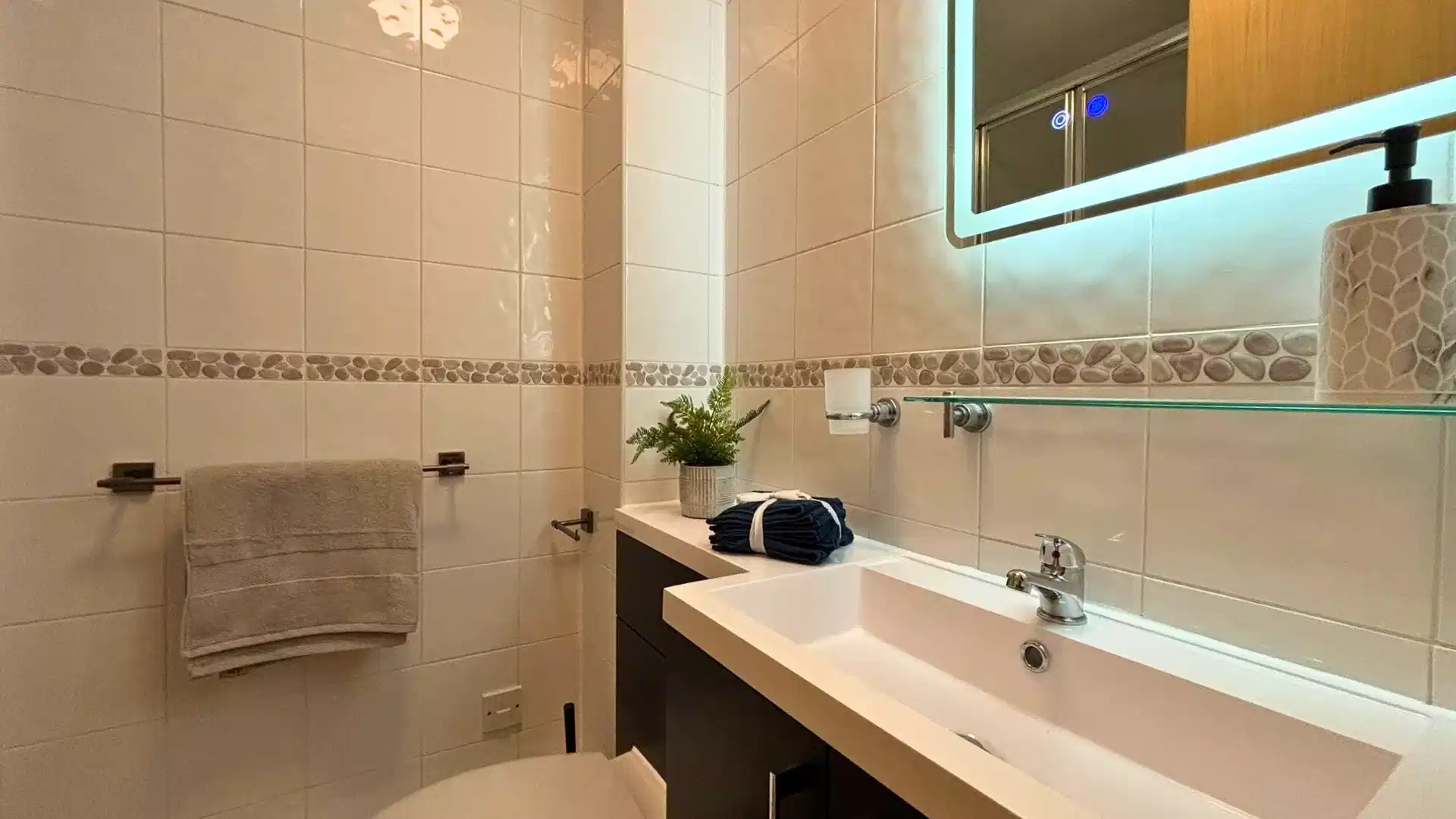 Exterior?w=400&h=260&fit=crop&q=40&auto=format&trim=auto