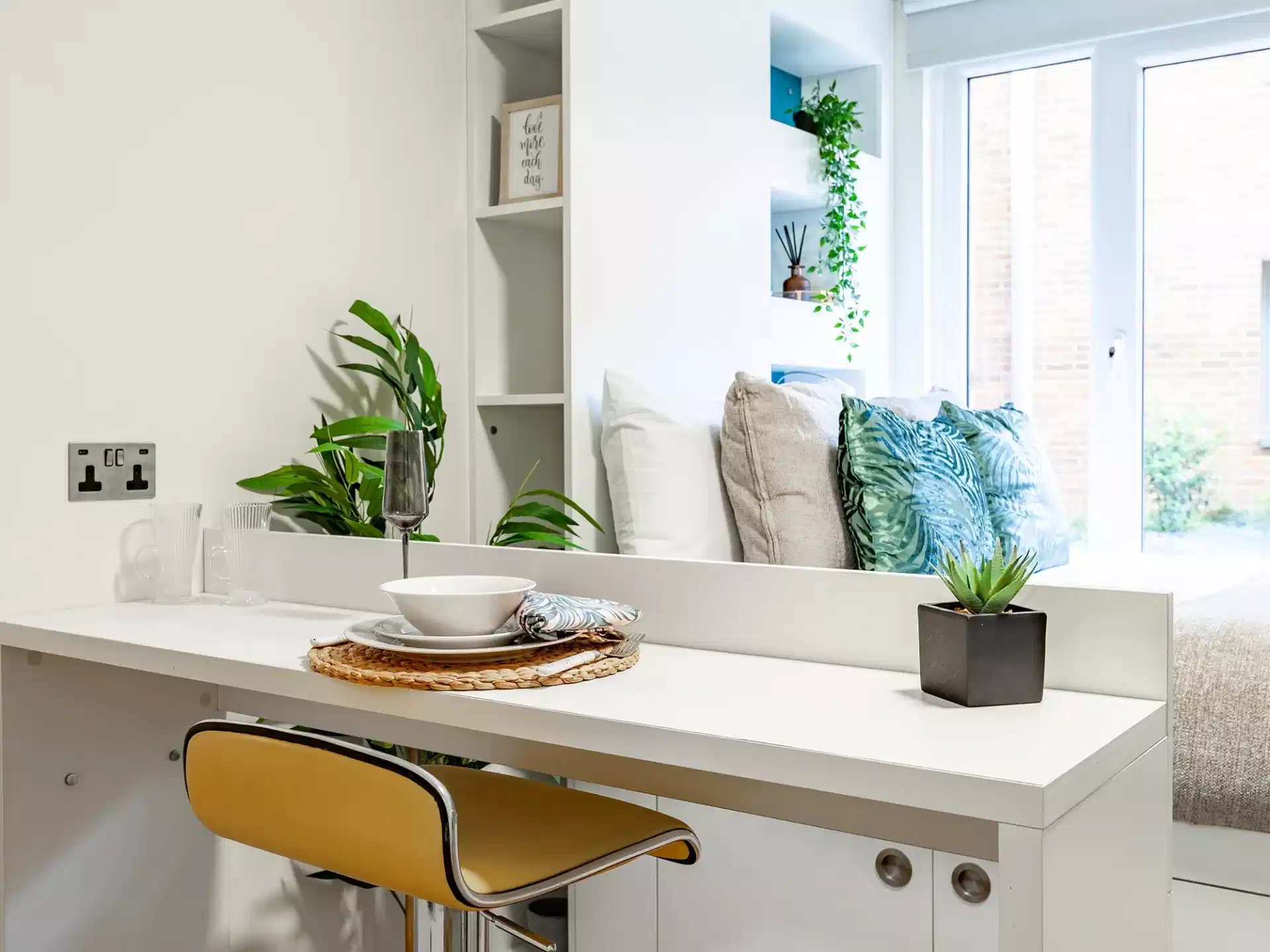 Common Area?w=400&h=260&fit=crop&q=40&auto=format&trim=auto