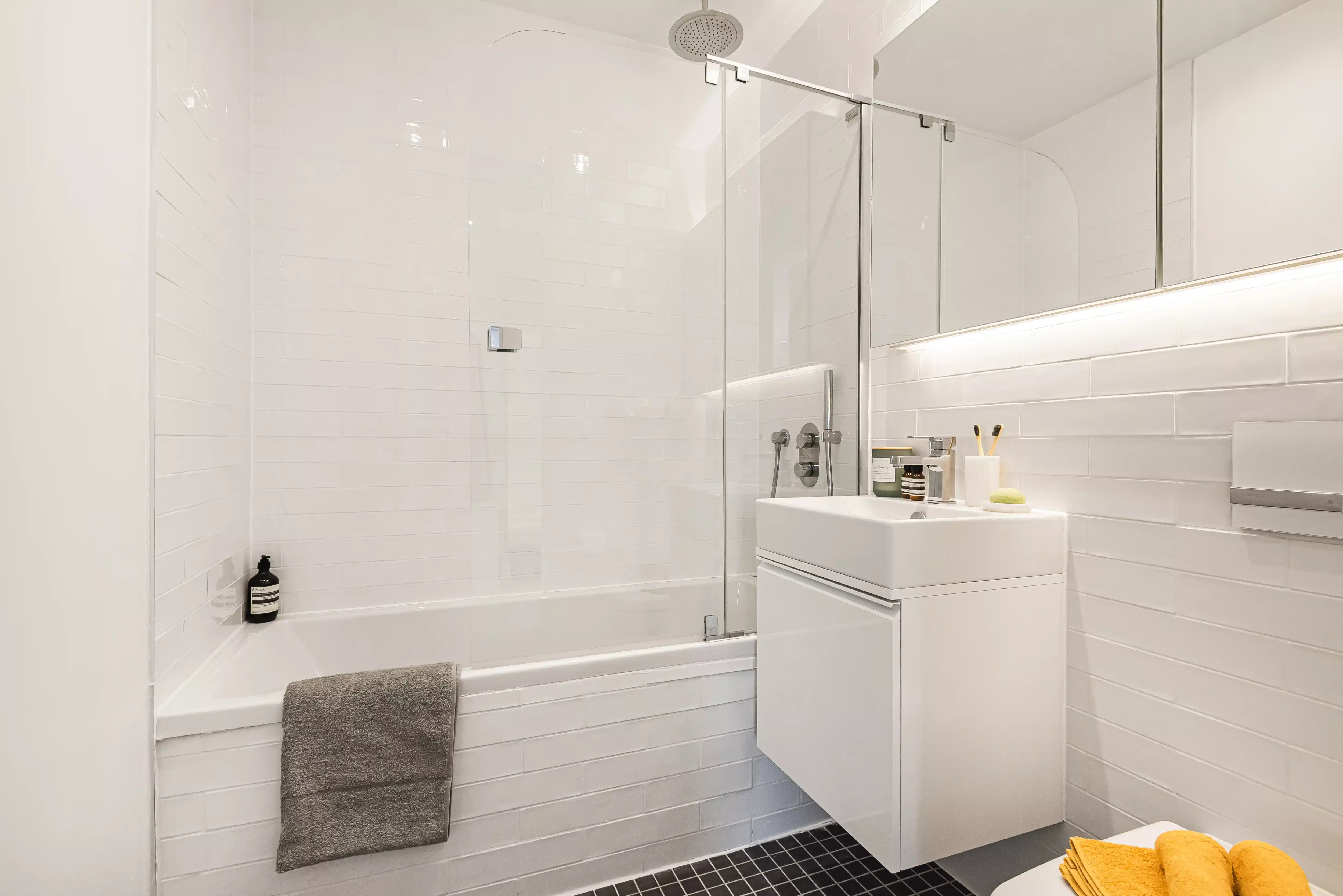 Kitchen?w=400&h=260&fit=crop&q=40&auto=format&trim=auto