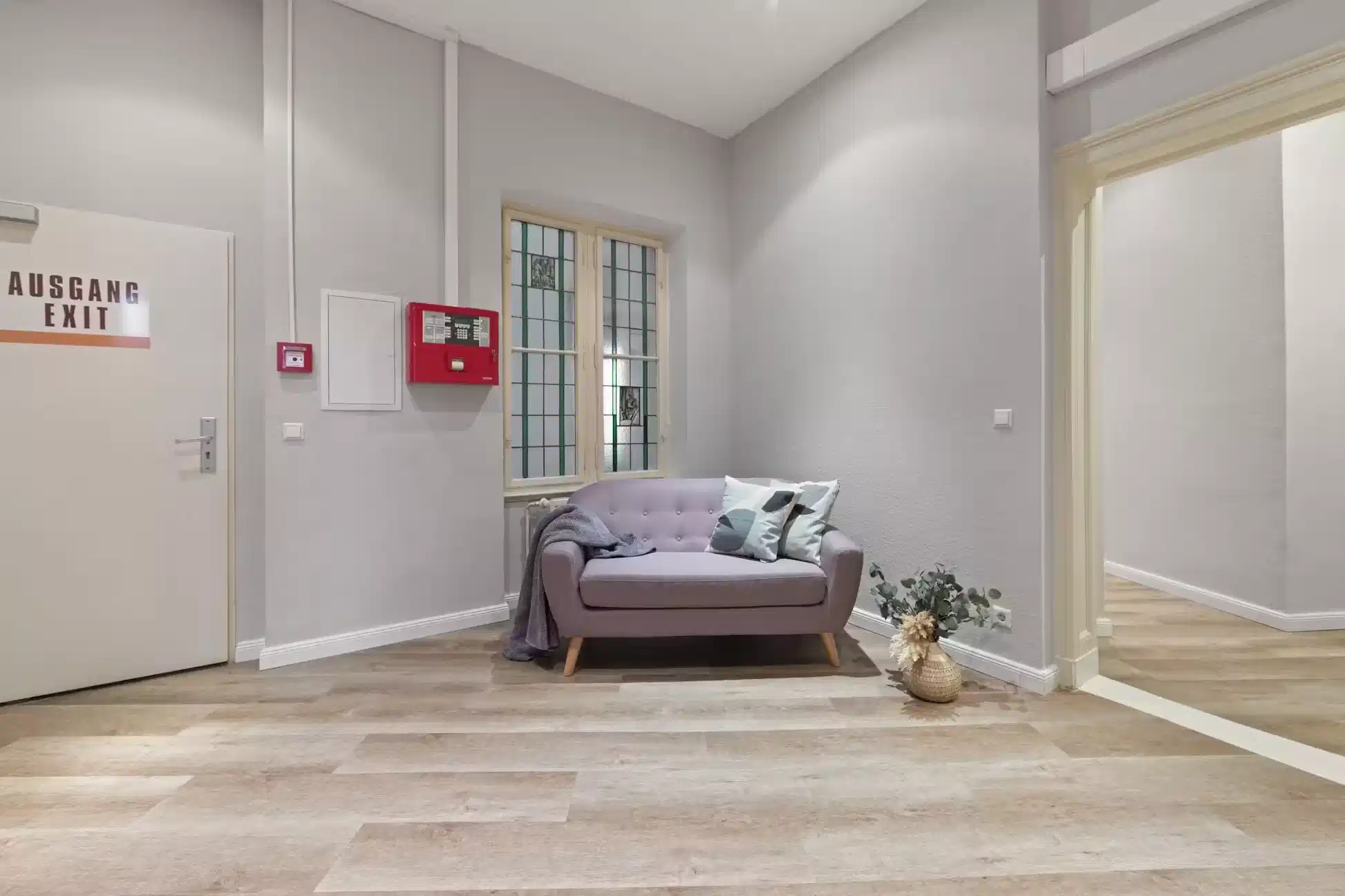 Studio Apartment - Bedroom?w=400&h=260&fit=crop&q=40&auto=format&trim=auto