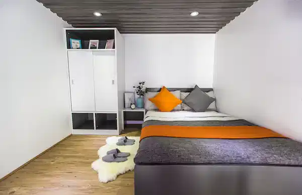 Bedroom?w=400&h=260&fit=crop&q=40&auto=format&trim=auto