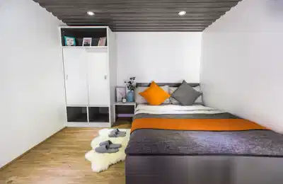 Bedroom?w=400&h=260&fit=crop&q=40&auto=format&trim=auto