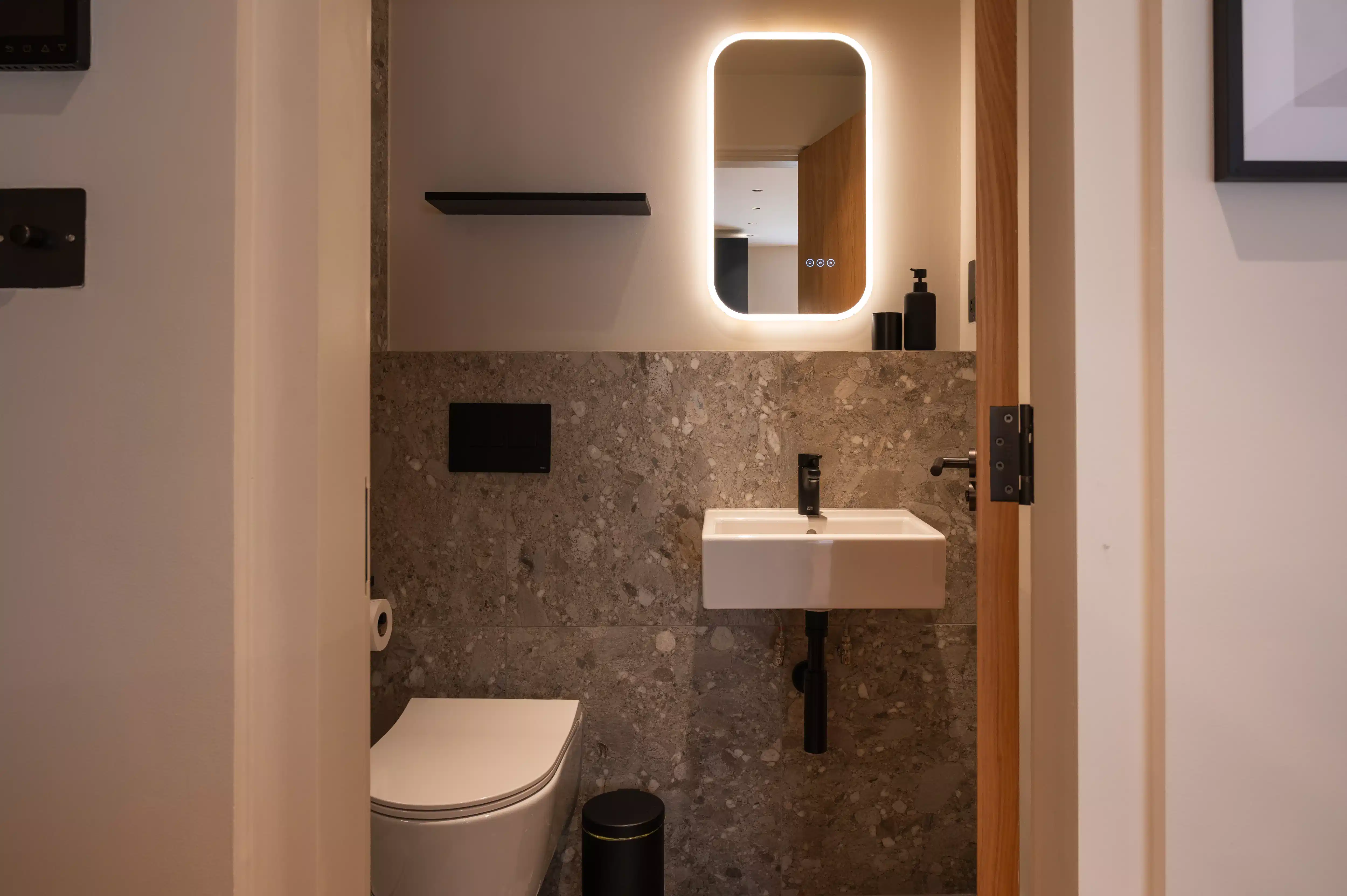 Common Area?w=400&h=260&fit=crop&q=40&auto=format&trim=auto