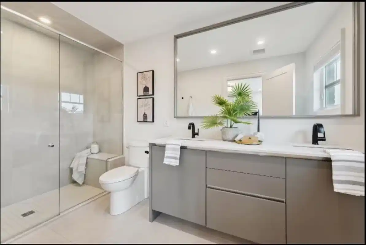 898 Norman Ave, North Bay - North Bay, Canada - Double Sharing - 4 Bed Apartment - Bathroom