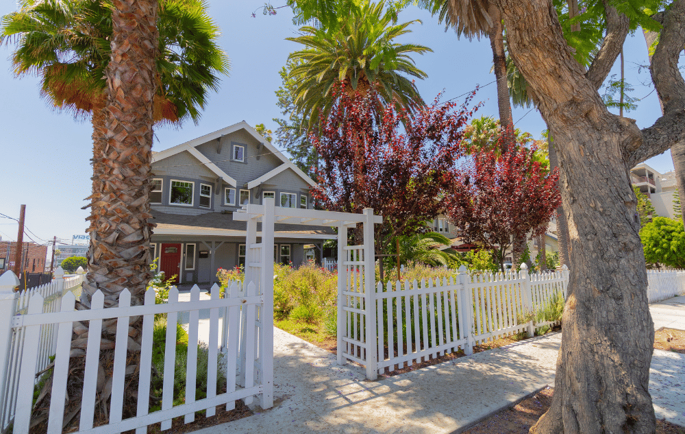 Kitchen?w=400&h=260&fit=crop&q=40&auto=format&trim=auto