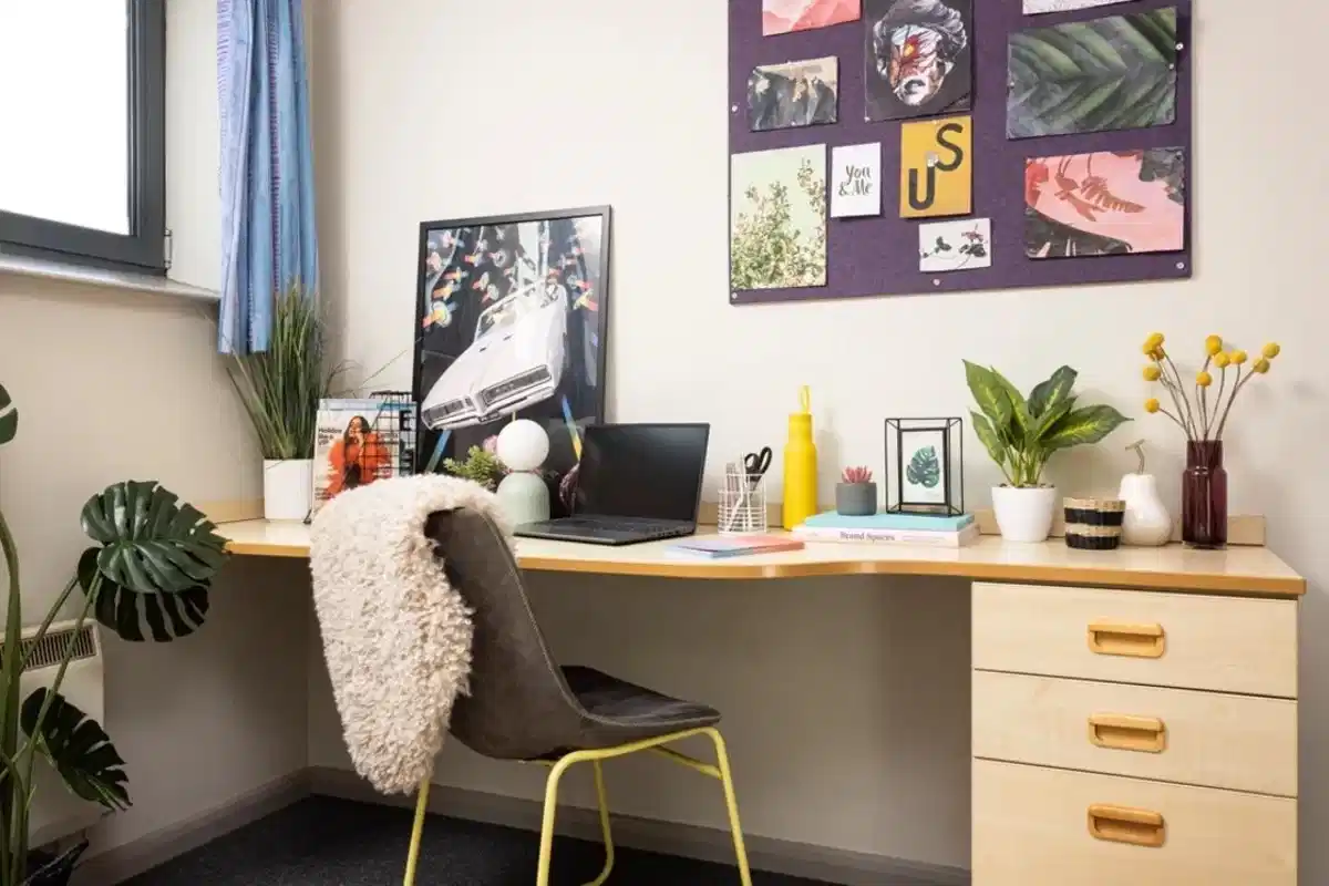 Exterior?w=400&h=260&fit=crop&q=40&auto=format&trim=auto