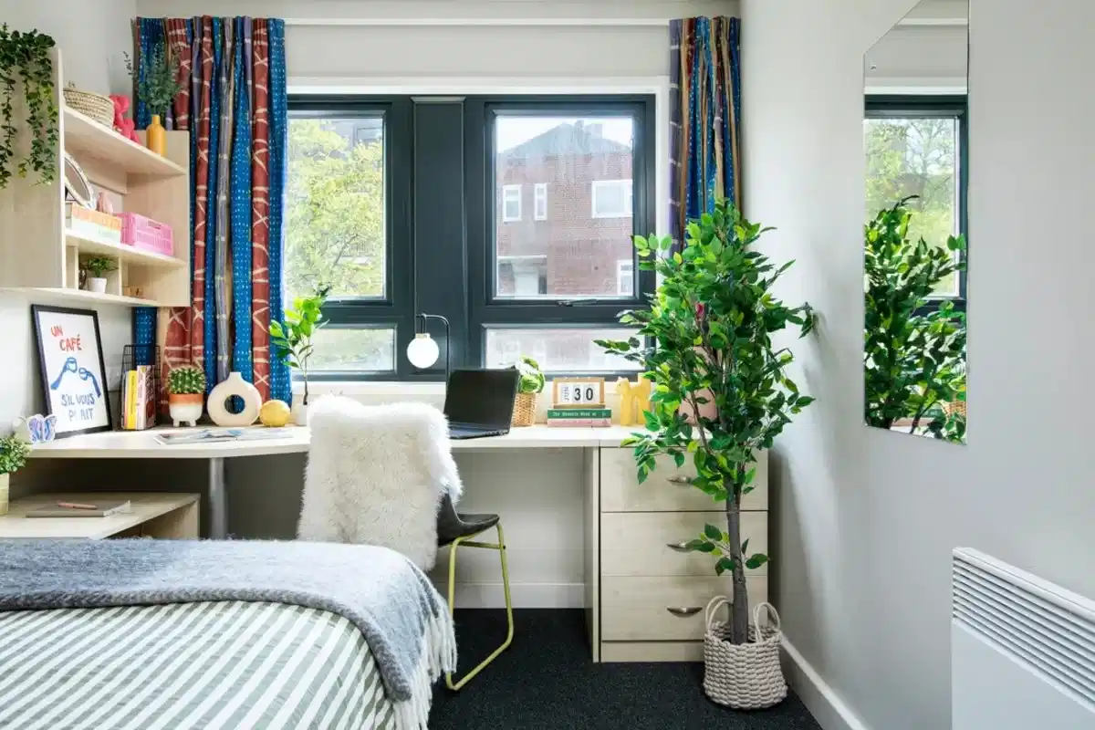 Common Area?w=400&h=260&fit=crop&q=40&auto=format&trim=auto