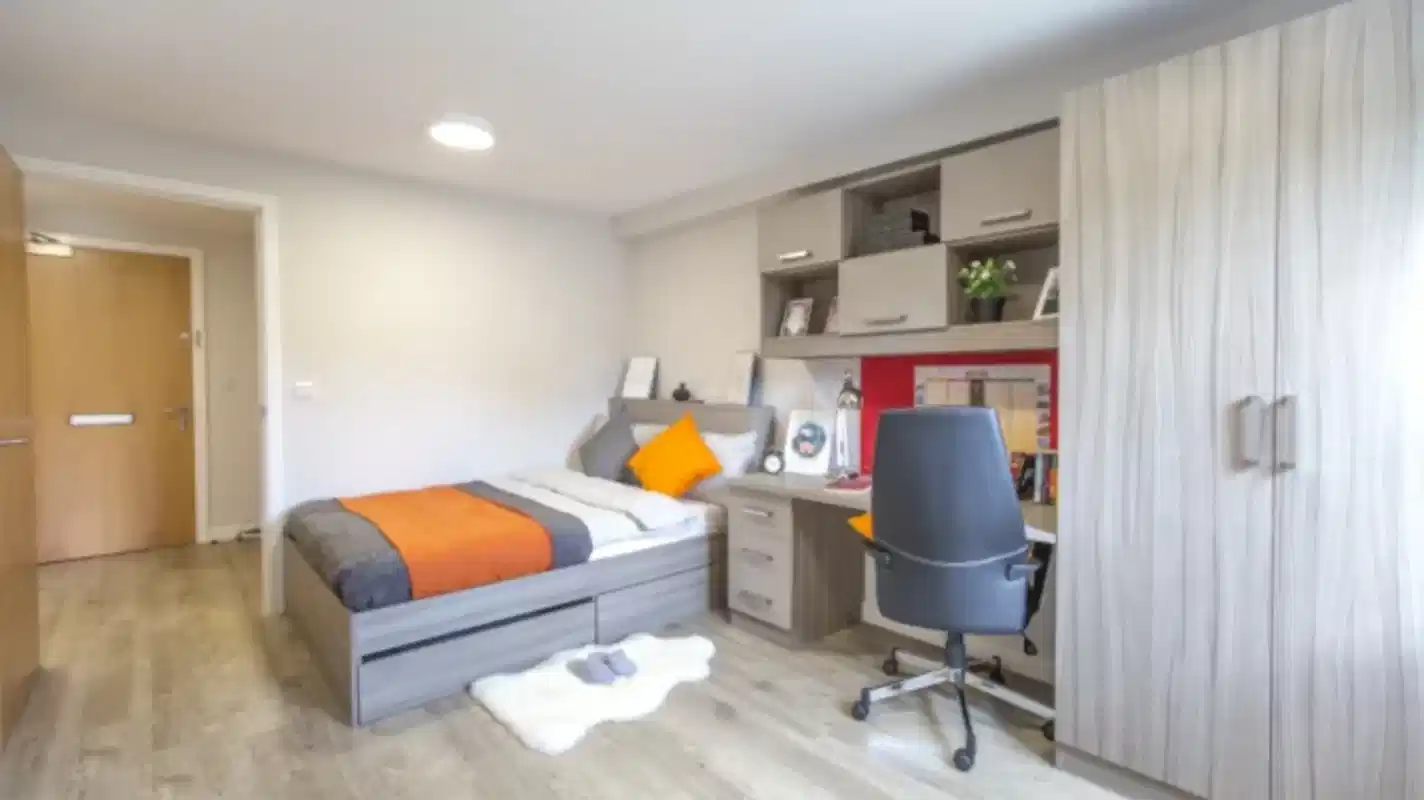 Exterior?w=400&h=260&fit=crop&q=40&auto=format&trim=auto