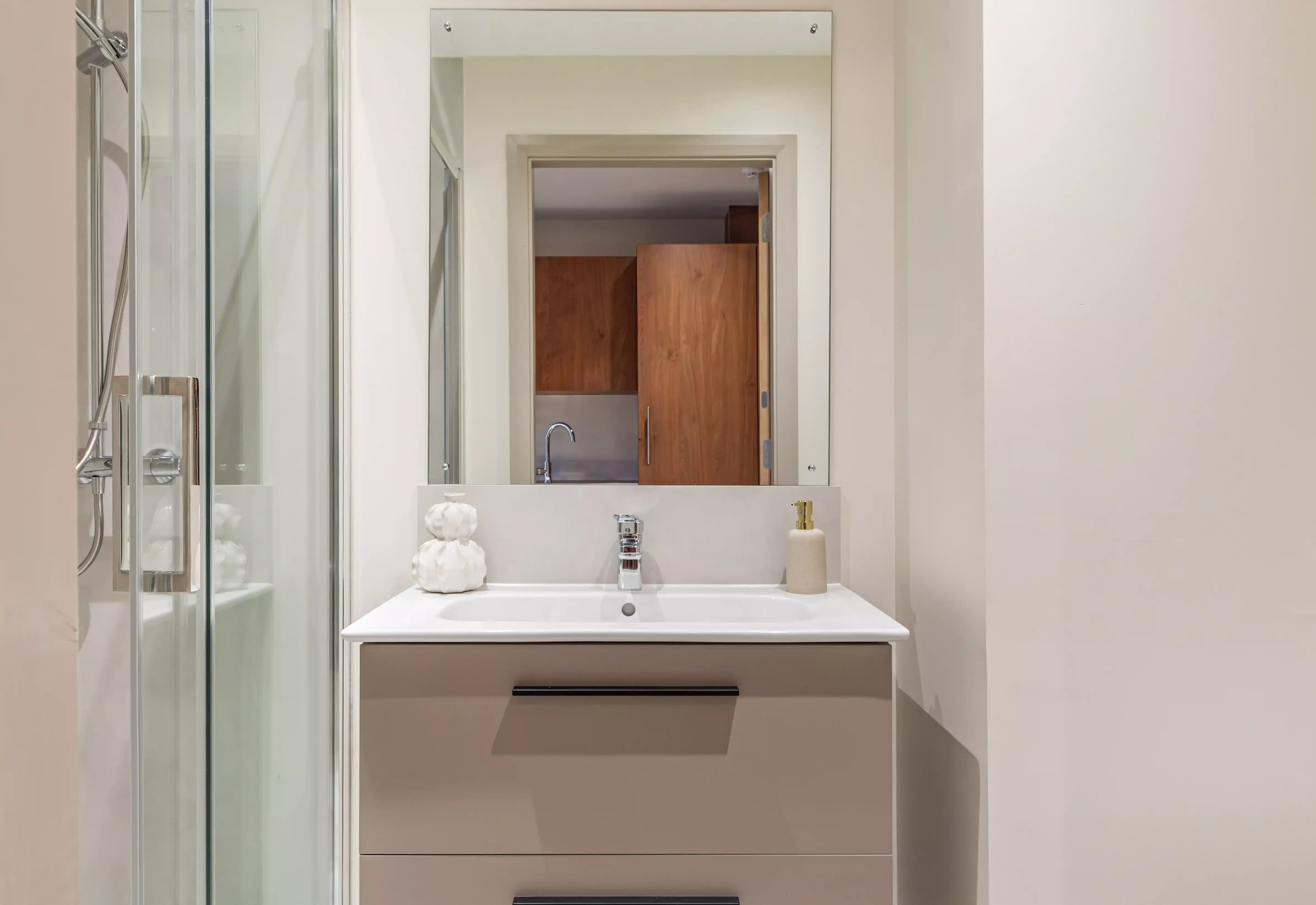 Common Area?w=400&h=260&fit=crop&q=40&auto=format&trim=auto