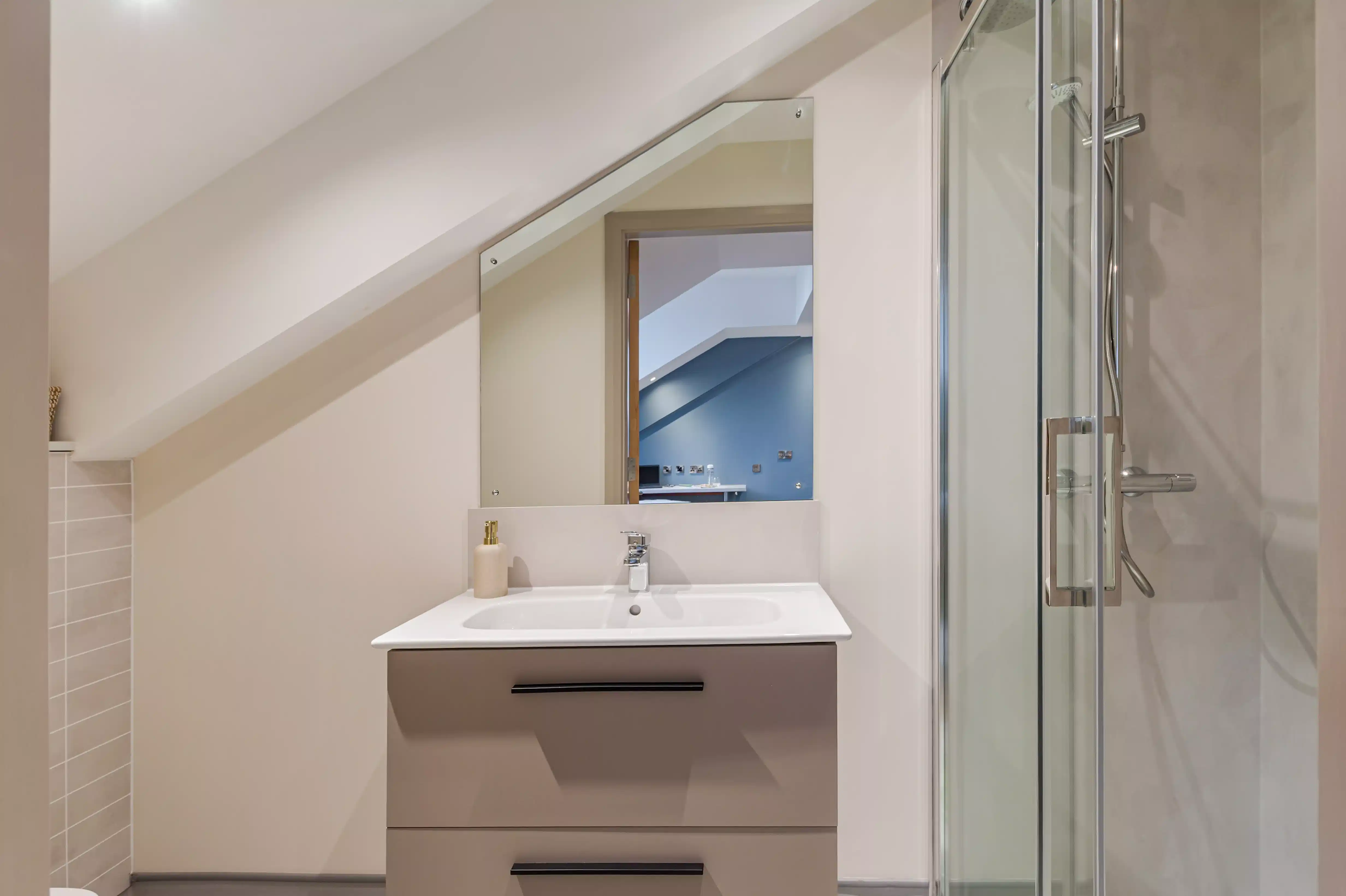 Exterior?w=400&h=260&fit=crop&q=40&auto=format&trim=auto