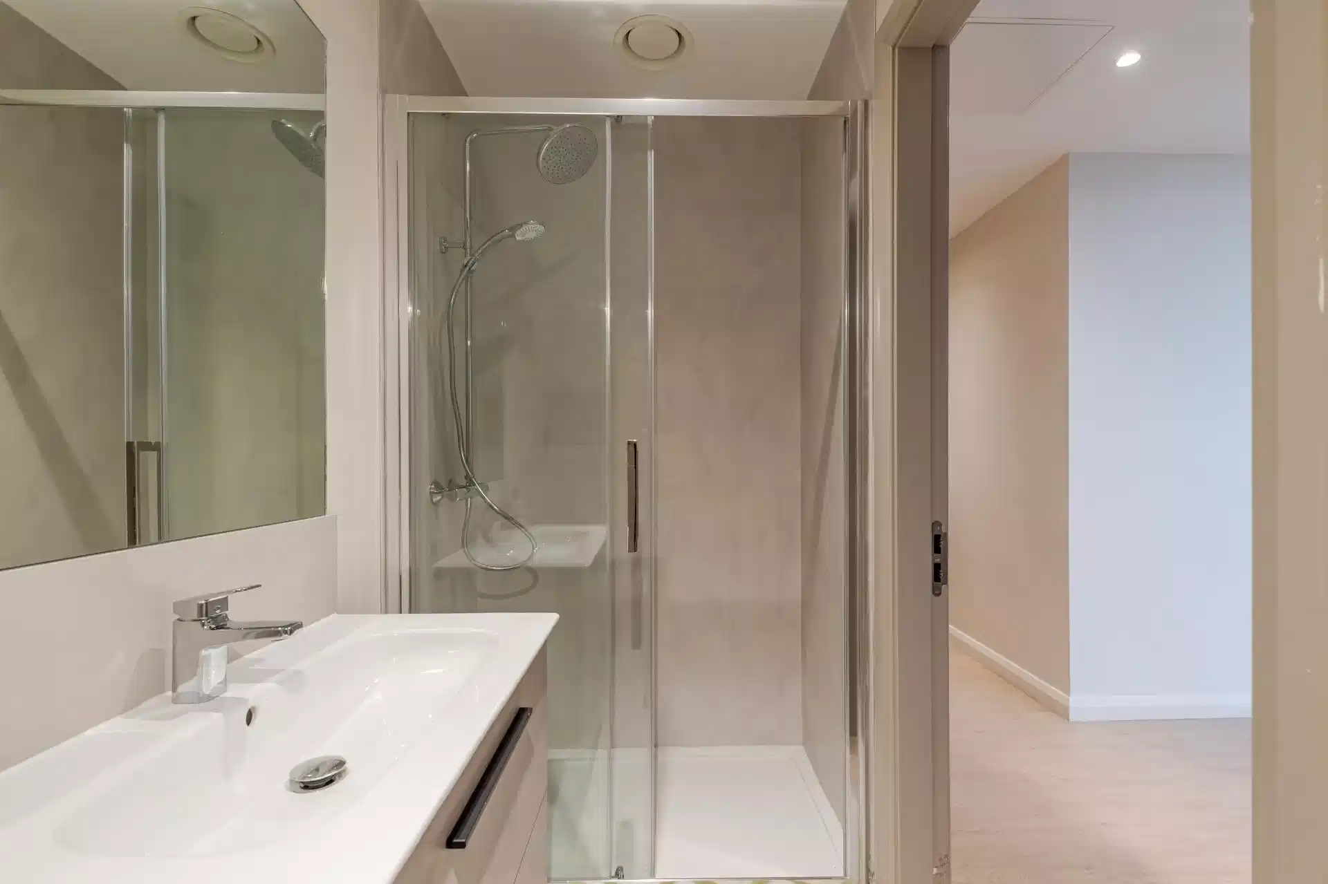 Common Area?w=400&h=260&fit=crop&q=40&auto=format&trim=auto