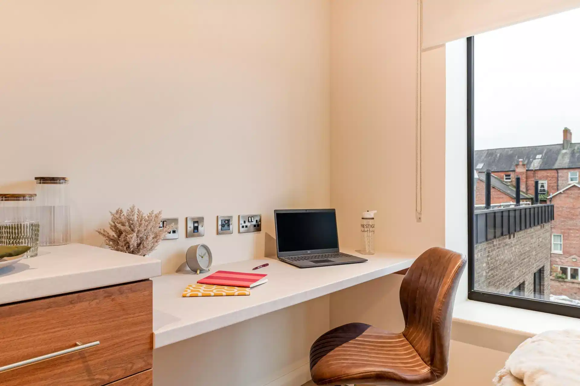 Exterior?w=400&h=260&fit=crop&q=40&auto=format&trim=auto