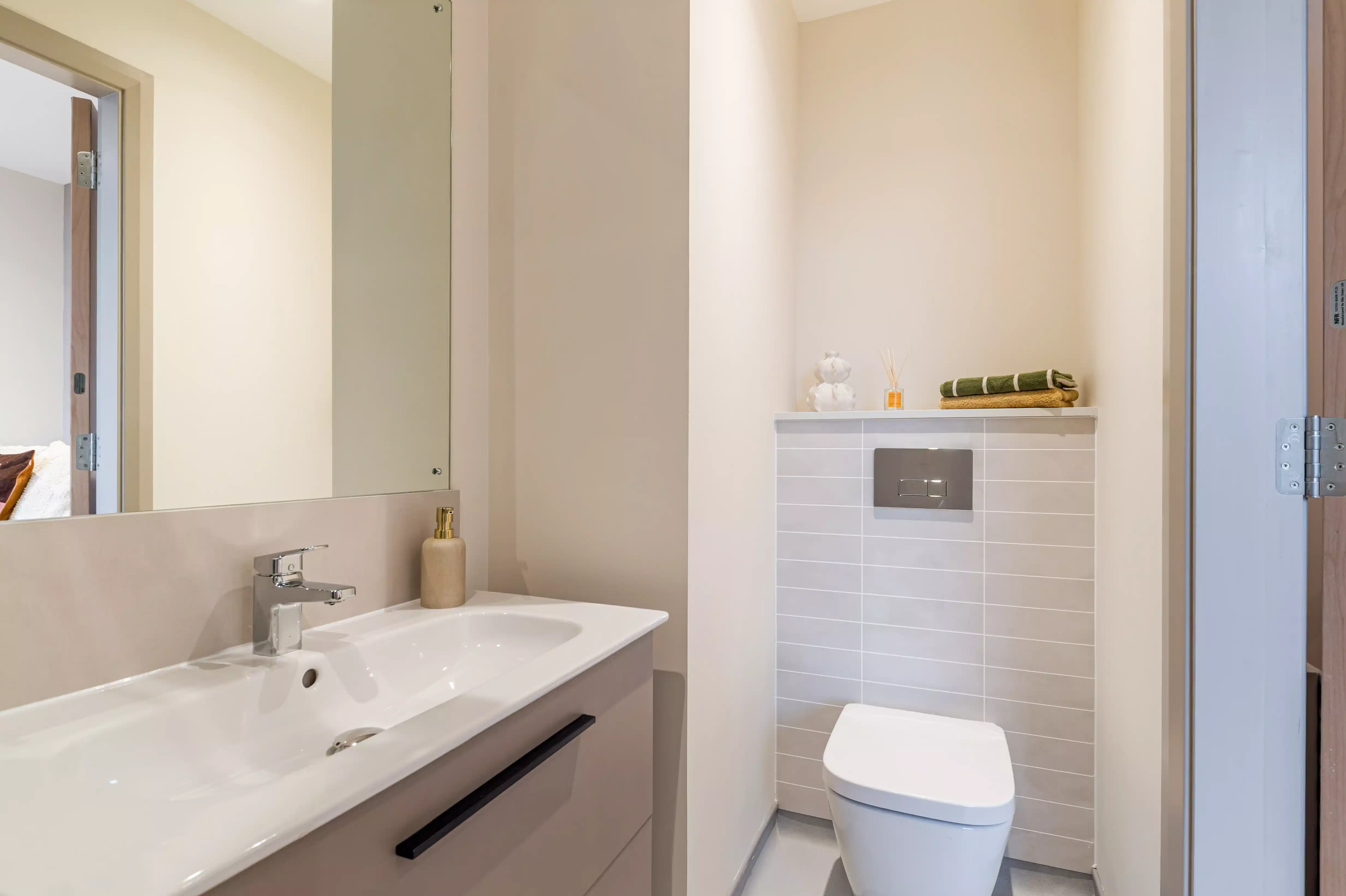 Common Area?w=400&h=260&fit=crop&q=40&auto=format&trim=auto